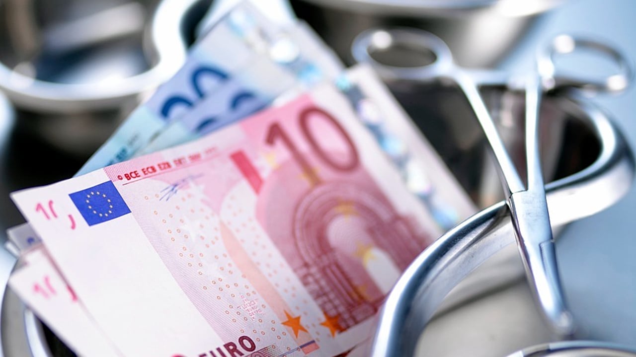 Selon les calculs de la FHF et de la Fehap, leurs établissements de santé s'achemineraient en 2021 vers une perte prévisionnelle de près de 5 points de taux de marge brute par rapport à 2020 et un triplement du niveau de leur déficit par rapport à 2019. (SPL/Adam Gault/BSIP)