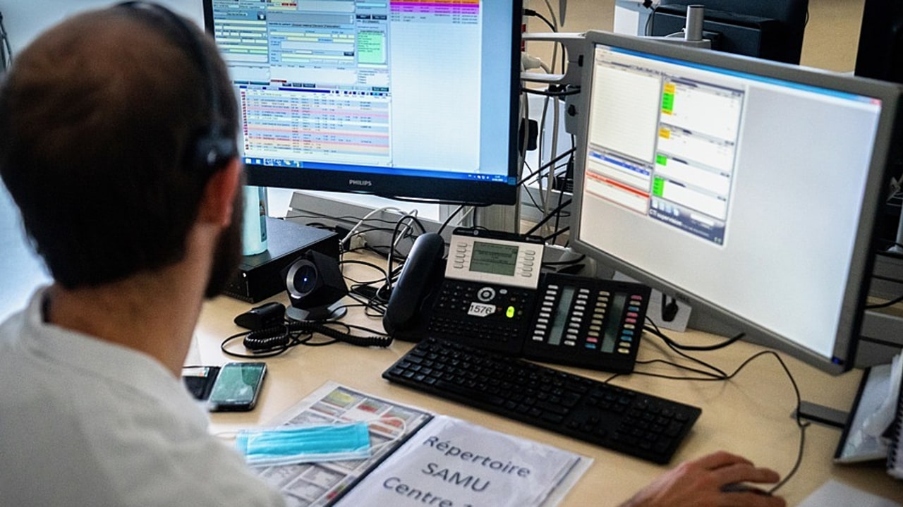 En cas de crises psychosociale, psychiatrique, suicidaire ou psychotraumatique, la présence d'un psychiatre dès l'appel au Samu permet de désamorcer la situation, ce dernier allant même parfois jusqu'à réaliser par téléphone un véritable entretien thérapeutique. (Jessica Bordeau/Image Point FR/BSIP)