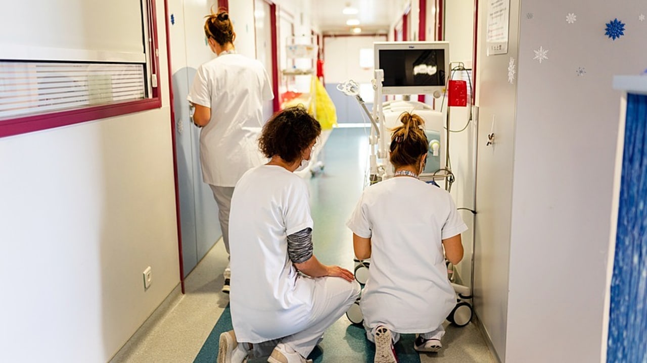 Dans la fonction publique hospitalière, comme dans les deux autres versants, le point d'indice est gelé de manière quasi continue depuis 2010, si ce n'est un dernier dégel survenu en deux temps en juillet 2016 (+0,6%) puis en février 2017 (+0,6%). (Morcillo/BSIP)