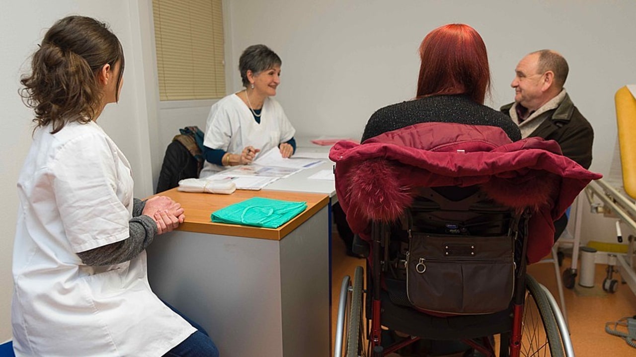 La nouvelle procédure plonge les évaluateurs au cœur des accompagnements avec toutes les parties prenantes. (A. Noor/Image Point FR/BSIP)