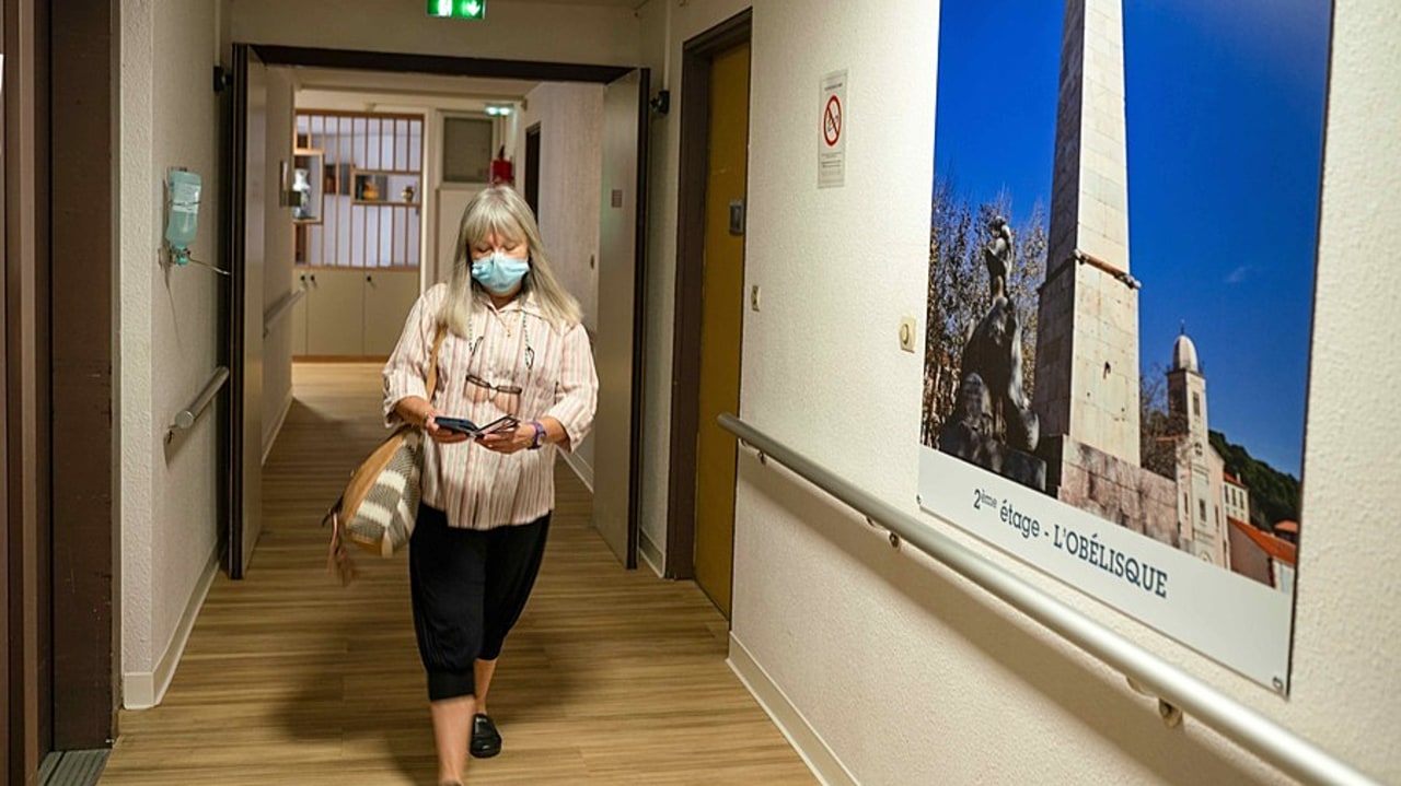 Dans les couloirs des Ehpad le masque reste la règle. (Morcillo/BSIP)