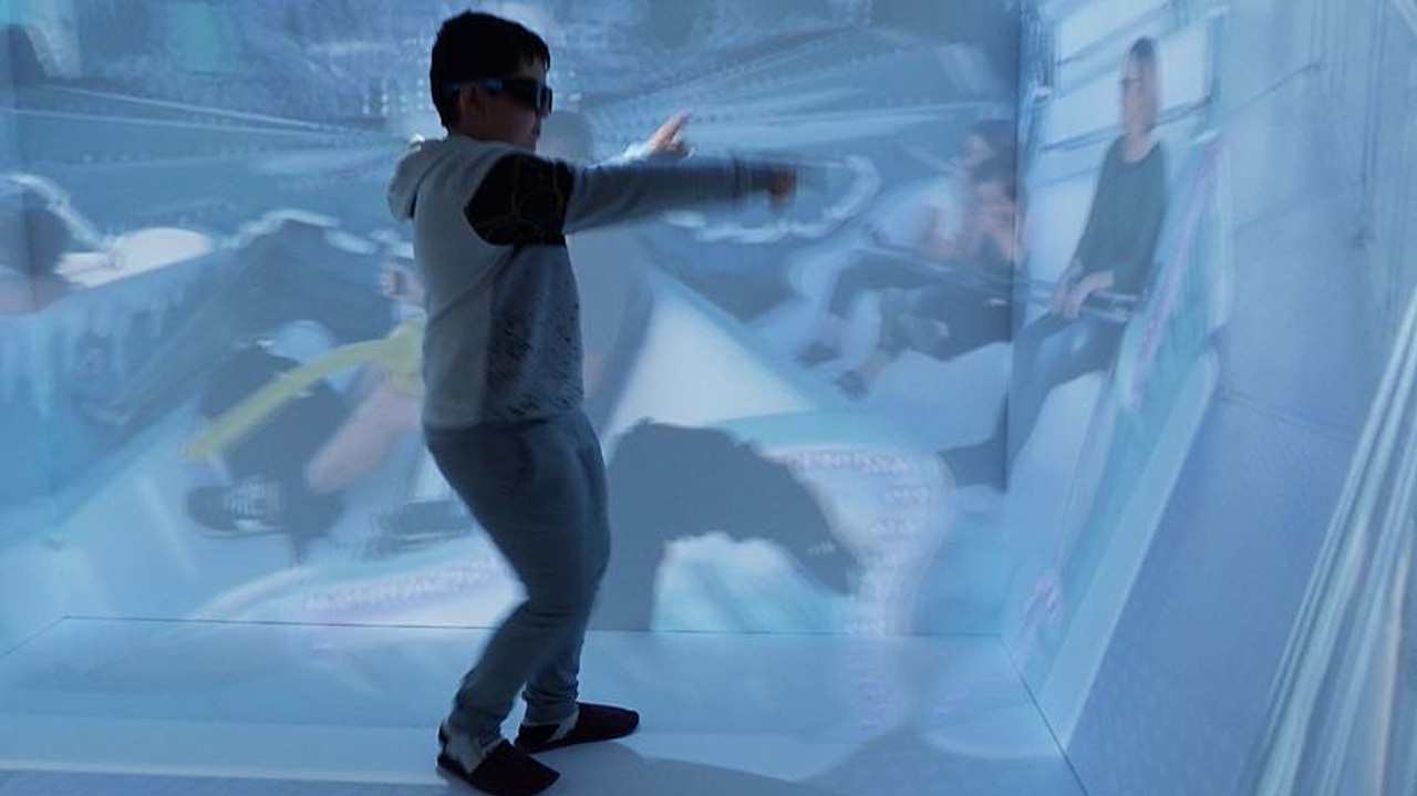 Dans le cube, l'enfant est totalement immergé dans l'environnement à appréhender. (Emmanuelle Deleplace/Hospimedia)