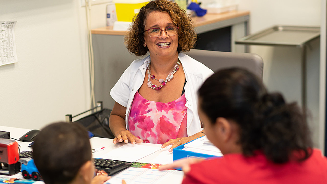 La présence des aidants dans les consultations doit être encouragée. (A. Noor/Image Point FR/BSIP)