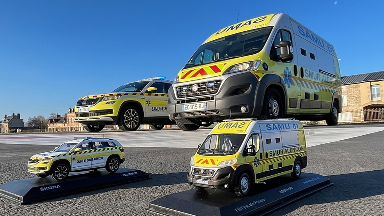 De véritables mini-Smur, comme ici à Alençon (Orne), copies conformes des originaux. Chaque véhicule demande une vingtaine d'heures de travail à Thomas Clément, sans compter le temps passé à décaper la carrosserie, une tâche confiée à un prestataire externe. (MiniaSmur)