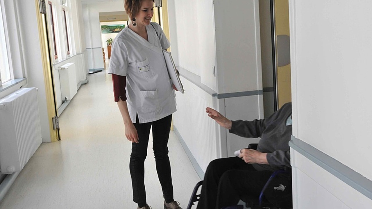 À l'heure de la promenade, doit-on chercher à obtenir le consentement du résident pour sortir ? (Pascal Bachelet/BSIP)