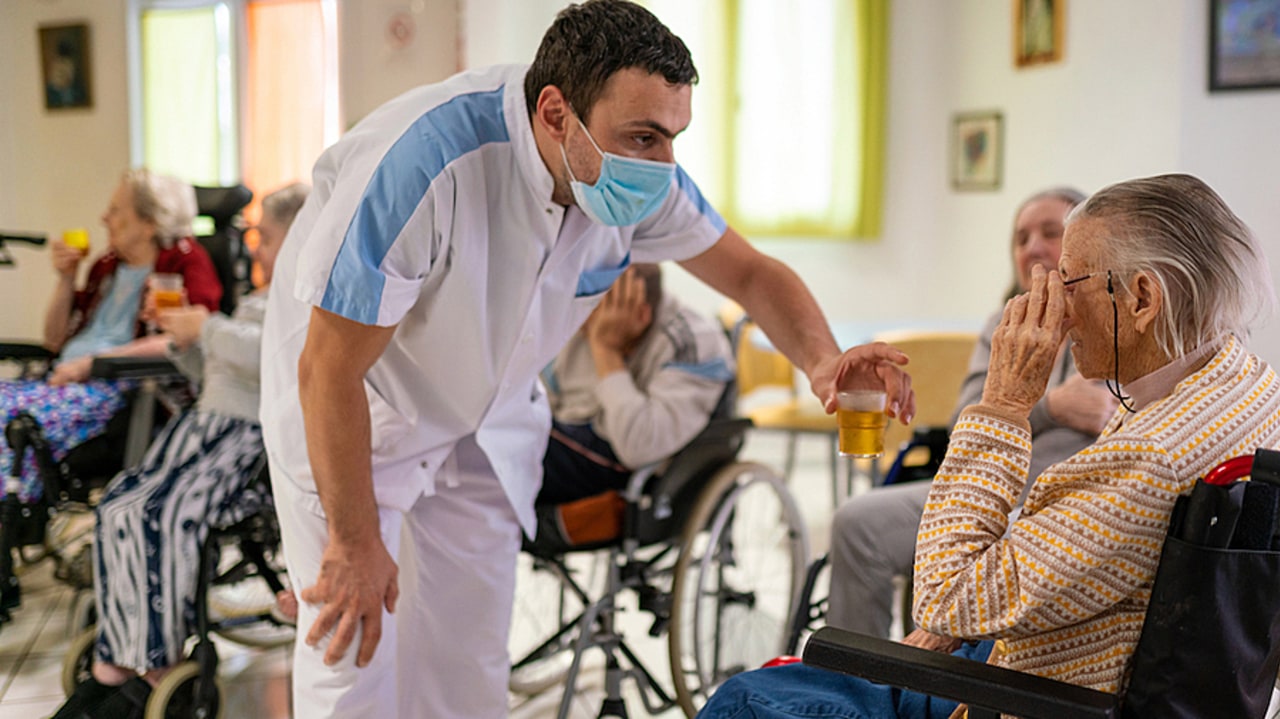 Familles, résidents et professionnels souhaitent insuffler plus de démocratie pour renforcer la relation d'aide et des liens sociaux en Ehpad. (Morcillo/BSIP)