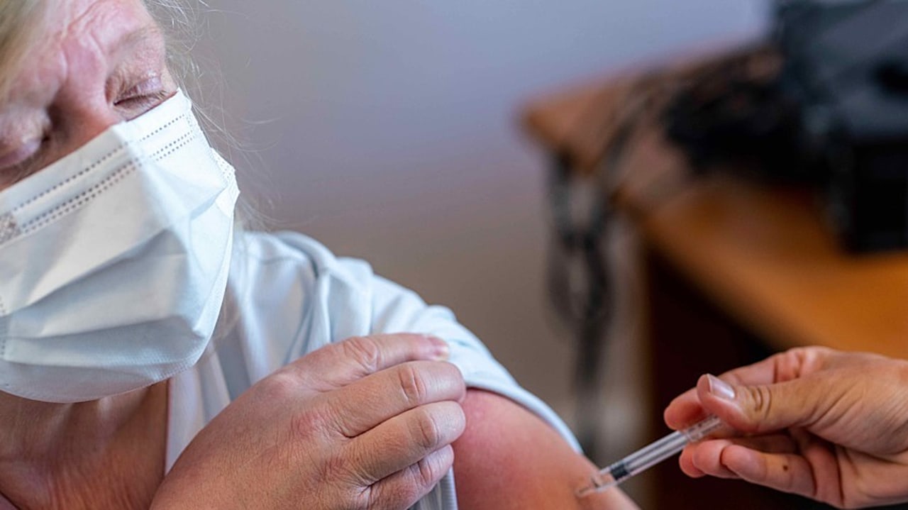 La surveillance rigoureuse du statut vaccinal des plus de 65 ans est stratégique. (Morcillo/BSIP)