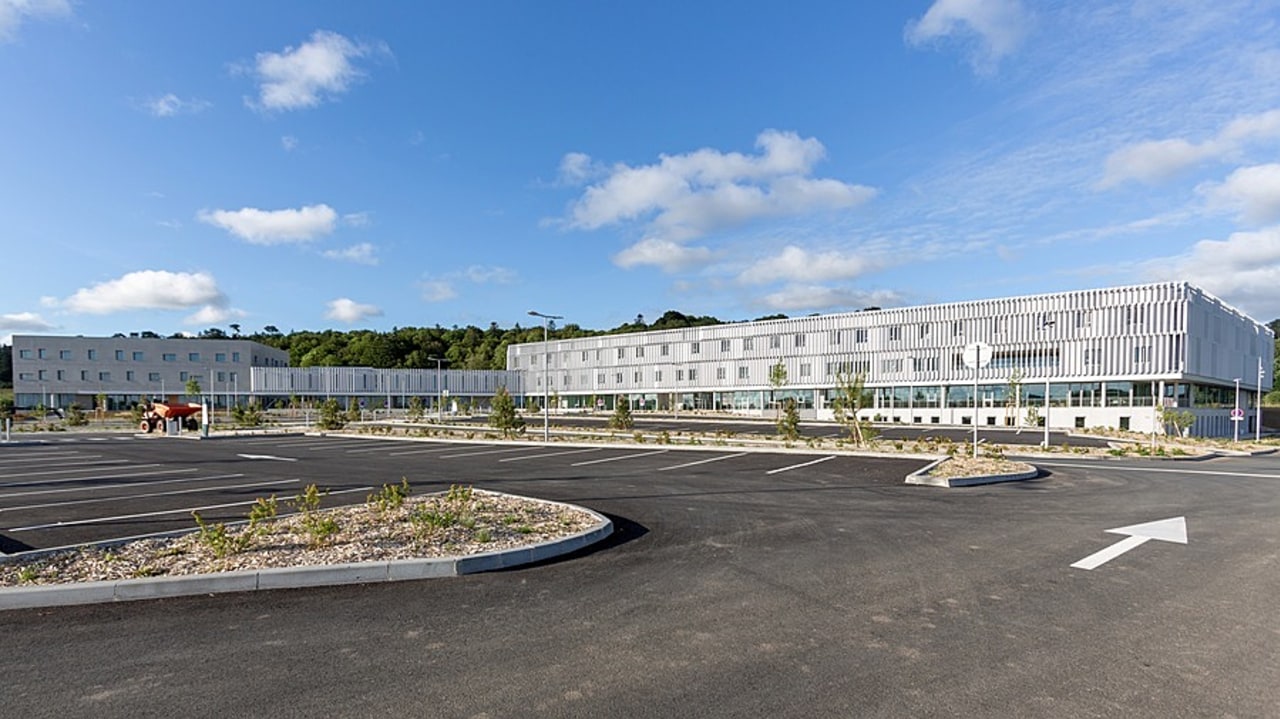 Le nouvel ensemble mutualiste sud-finistérien comprend 200 lits et places, contre 300 en cumulé jusqu'alors entre les deux cliniques. Il totalise également 18 salles opératoires. (HGO)