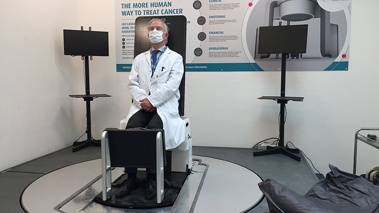 Doté de la chaise de Leo Cancer Care depuis mars 2021, le CLCC commence par faire évaluer le confort des différents positionnements par des patients volontaires. (Centre Léon-Bérard)