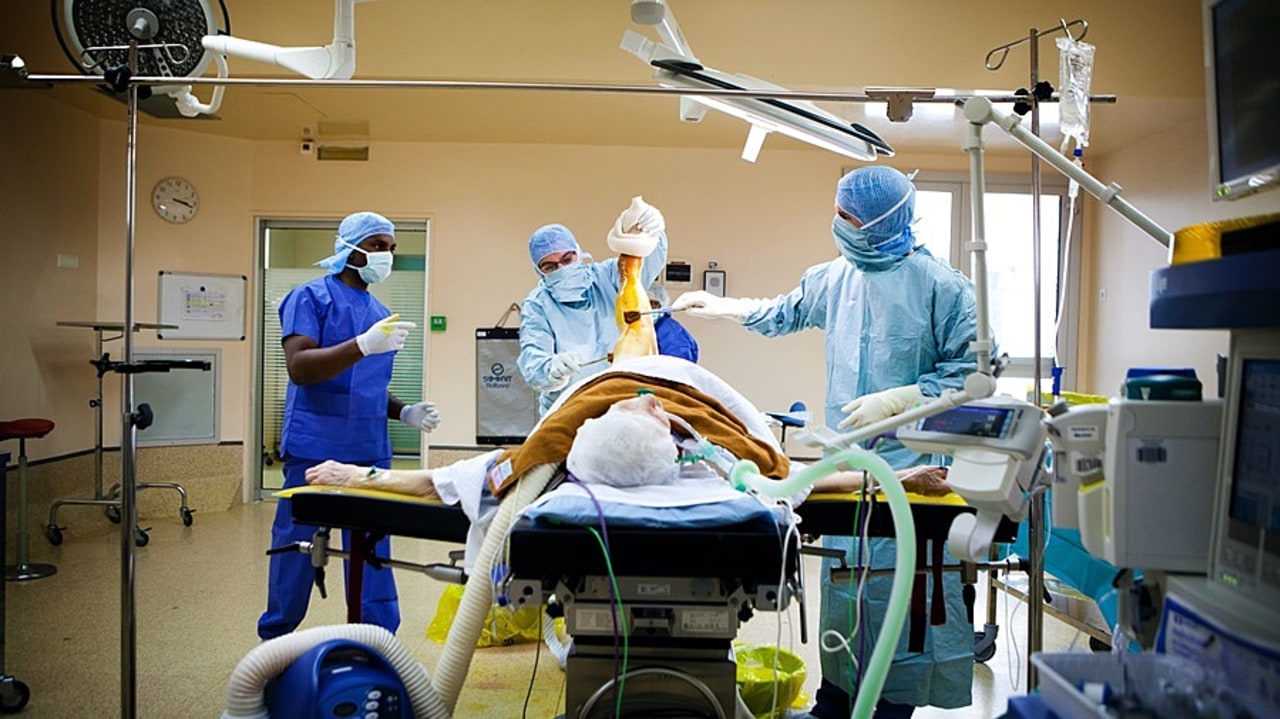 Pour espérer être labellisée, une structure soignant les infections ostéo-articulaires complexes doit entre autres prendre en charge les infections sur prothèses orthopédiques (hanche et genou) chez l'adulte. (Amélie-Benoist/Image Point FR/BSIP)