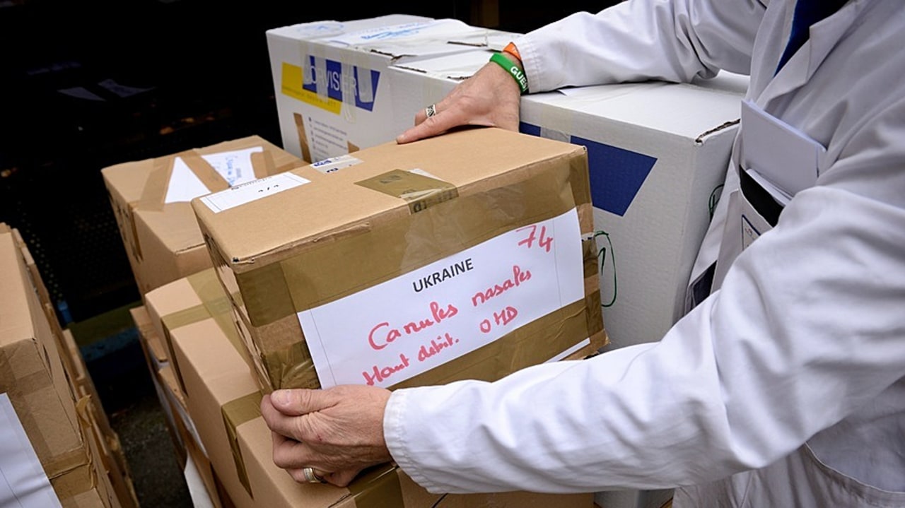 Début mars, dix jours après le début de l'invasion russe en Ukraine, un premier stock de produits d'urgence et matériel médical était parti de l'AP-HP. Pour faciliter une logistique qui s'avère particulièrement complexe et coûteuse, le CDCS fournit son expertise aux hôpitaux. (AP-HP)