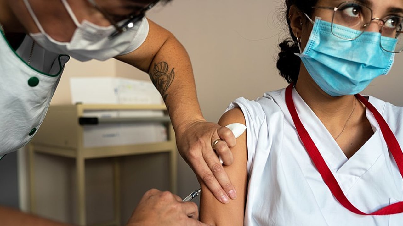 Au regard de la 7e vague et des dernières données scientifiques, l'obligation vaccinale des soignants est toujours une nécessité pour la HAS. (Morcillo/BSIP)