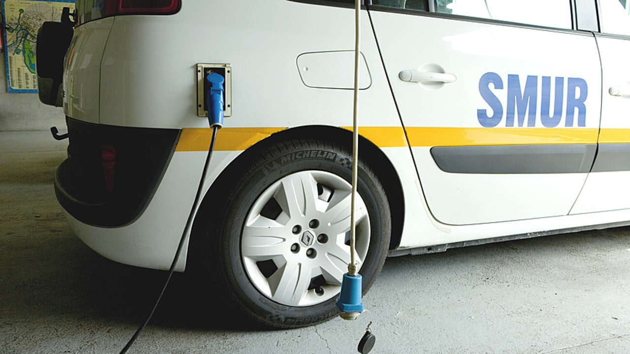 Les établissements de santé doivent s'équiper dès janvier 2022 de 40% de véhicules à faibles émissions. (B.Boissonnet/BSIP)