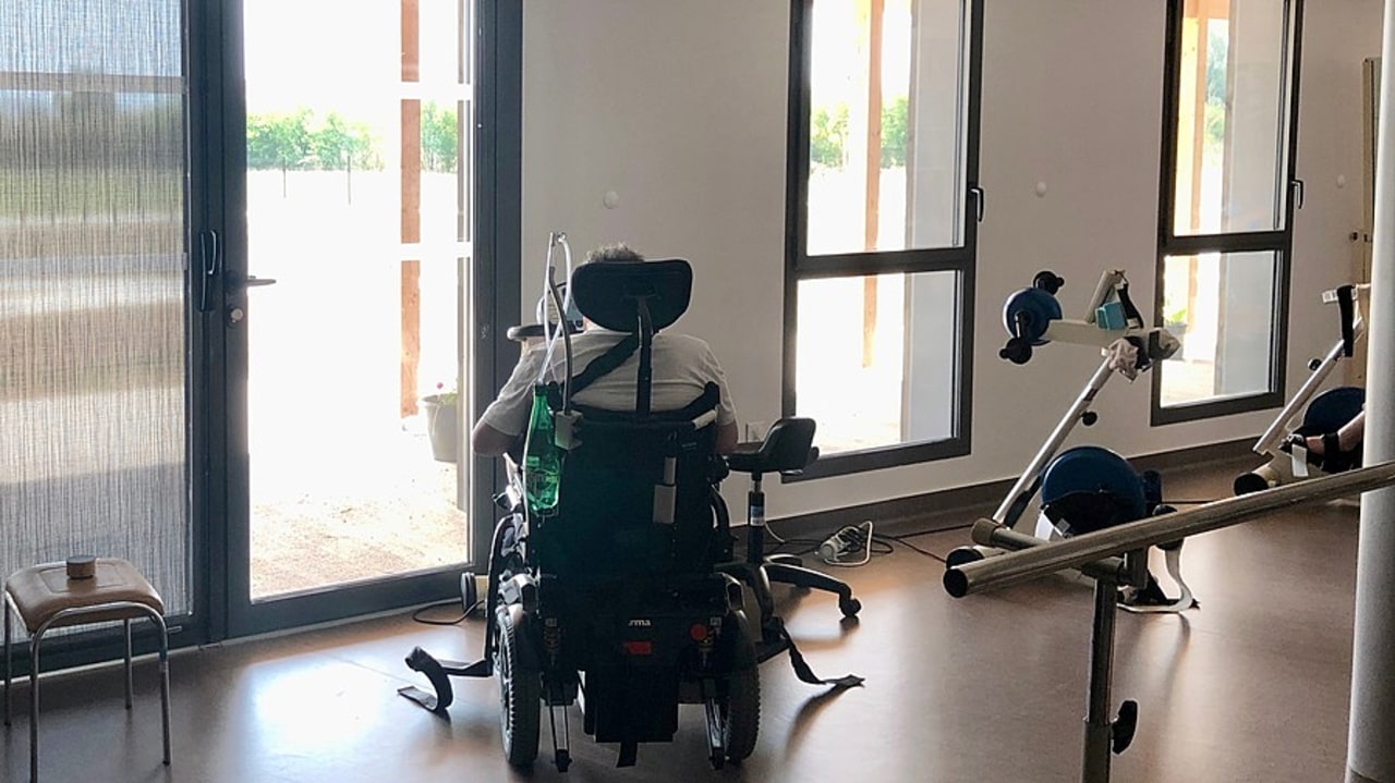 La Mas de Rieux-Volvestre peut héberger jusqu'à 94 résidents atteints de maladies neuro-évolutives. La particularité de ces accompagnements affecte fortement la culture de l'institution. (Edoxie Allier/Hospimedia)