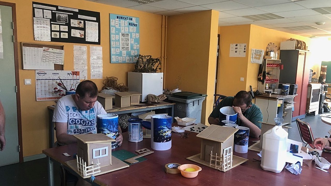 Des activités manuelles sont proposées sur l'établissement. Les œuvres font la part belle au toucher.  (Edoxie Allier/Hospimedia)