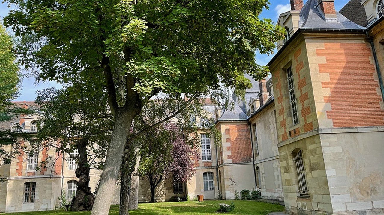 Depuis l'Hôtel-Dieu au VIIe siècle et en attendant 2028, le futur hôpital Grand-Paris Nord, l'AP-HP c'est 42 constructions ou parties de bâtiments hospitaliers classés à l'inventaire des monuments historiques (en photo une façade de l'hôpital Saint-Louis), sans compter la collection des moulages de Cochin, et 36 autres qui font l'objet d'une inscription. (LPN/Image Point FR/BSIP)