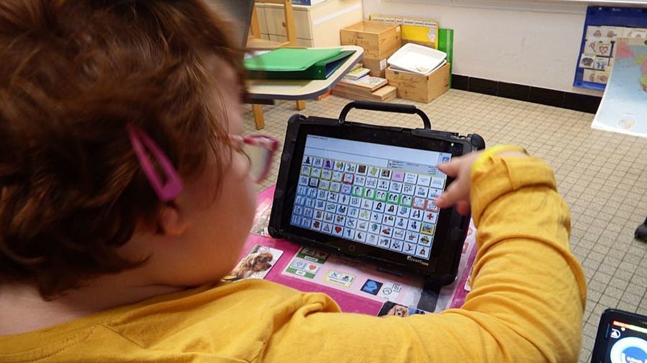 Les tablettes et les pictogrammes sont des outils au service d'une communication alternative qui doit être individualisée. (Emmanuelle Deleplace/Hospimedia)