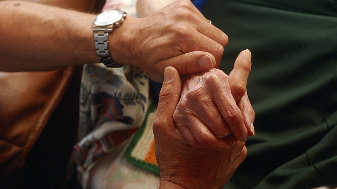 Deux principes, à savoir la solidarité envers les personnes les plus vulnérables et le respect de l'autonomie de la personne, sont les fondements de la réflexions du Comité consultatif national d'éthique. (Astier/BSIP)