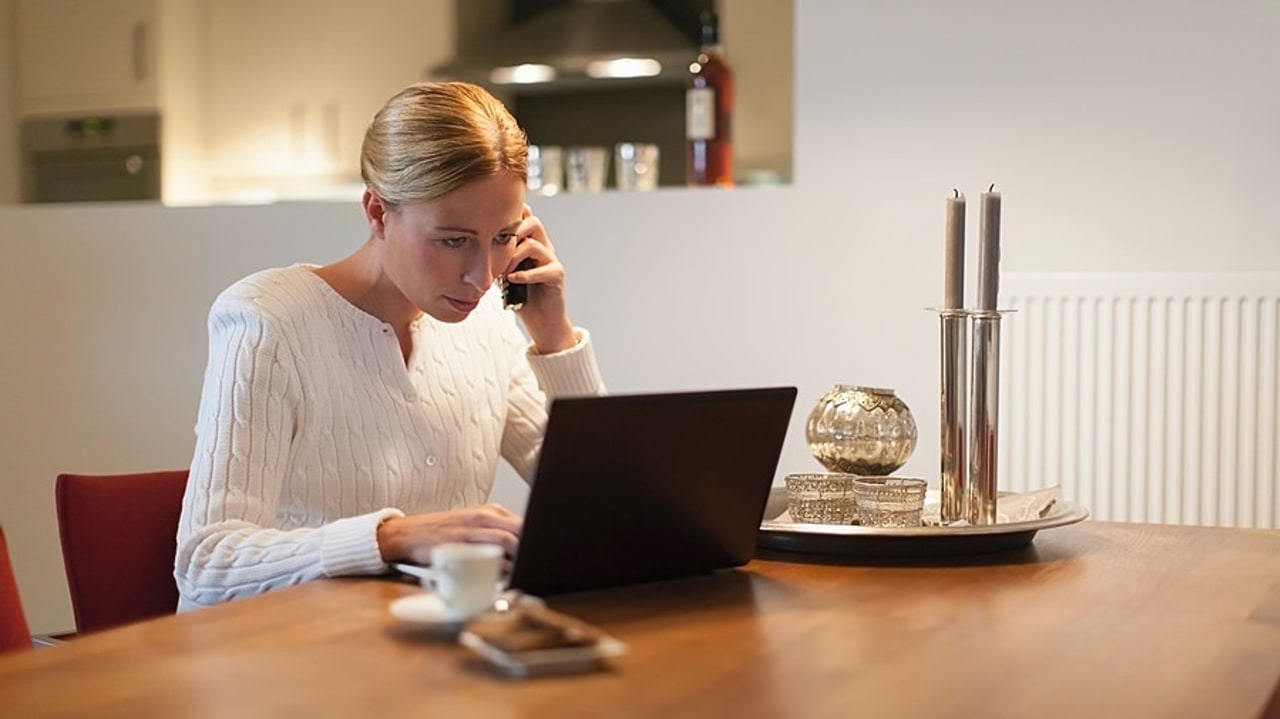 Près de 90% des adjoints indiquent recevoir des messages de leur chef d'établissement ou de collègues le soir ou la nuit bien que n'étant pas de garde, 45% le week-end. Or ces sollicitations sont la plupart du temps traitées sans attendre le lendemain ou le lundi. (Tetra/BSIP)