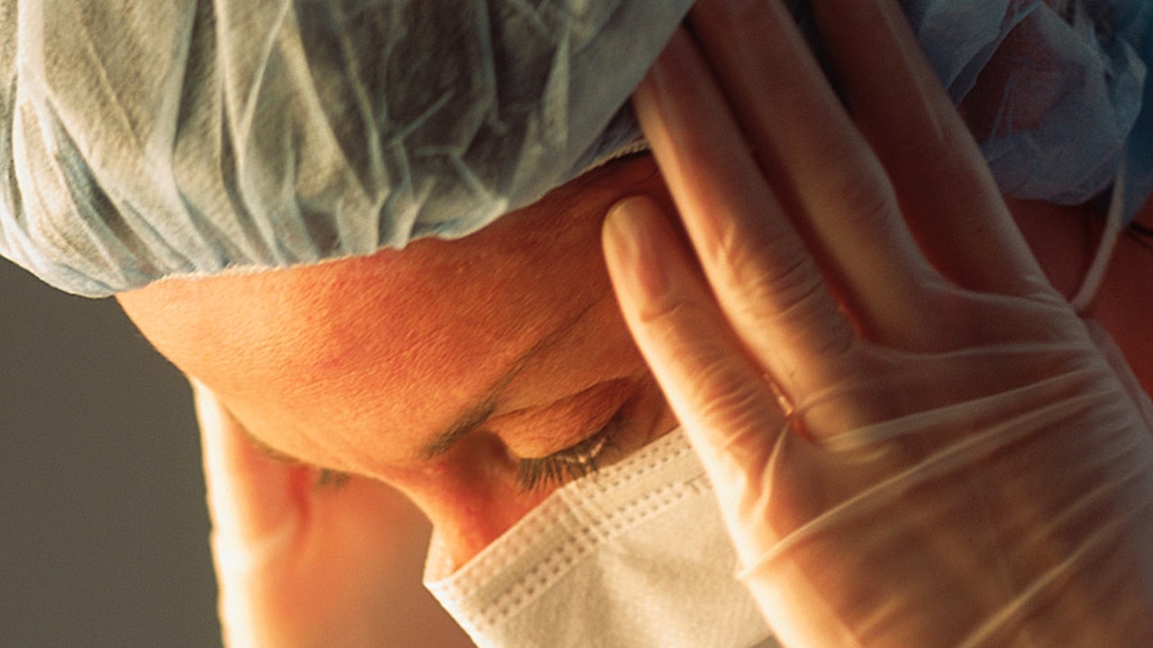 Fatigue et stress rythment le quotidien des soignants, qui travaillent plus que le reste des actifs.