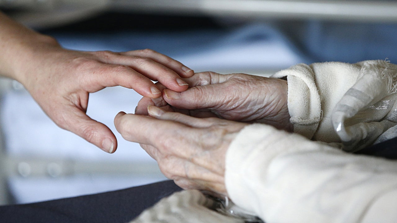 Le Gouvernement entend mener une concertation avec les professionnels de la santé et de l'accompagnement pour nourrir la réflexion de la convention citoyenne sur la fin de vie. (Godong/BSIP)