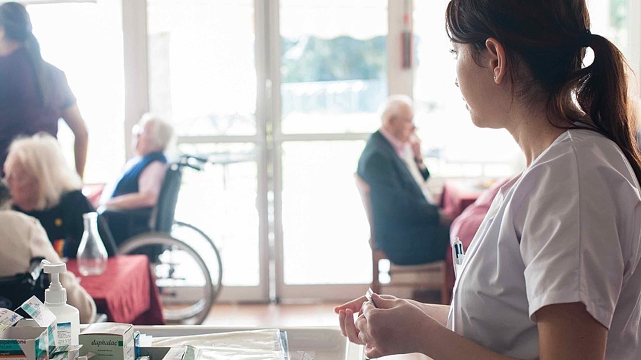 Les équipes mobiles d'hygiène et les équipes multidisciplinaires en antibiothérapie pourraient avoir une action complémentaire en Ehpad. (Albane Noor/BSIP)
