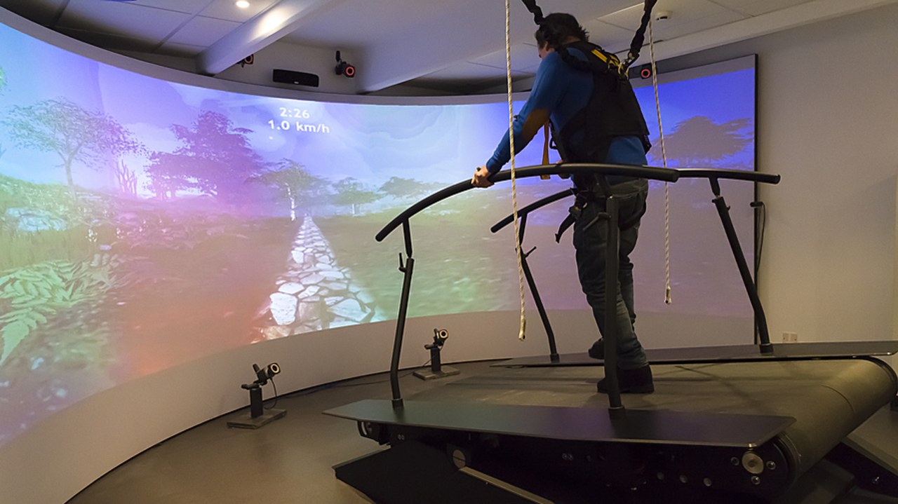 Pour chacune des mentions, refondues par la réglementation, de soins médicaux et de réadaptation, des services attendus spécifiques, comme un plateau d'évaluation de l'équilibre et de la marche en gériatrie, sont détaillés. (A. Noor/Image Point FR/BSIP)