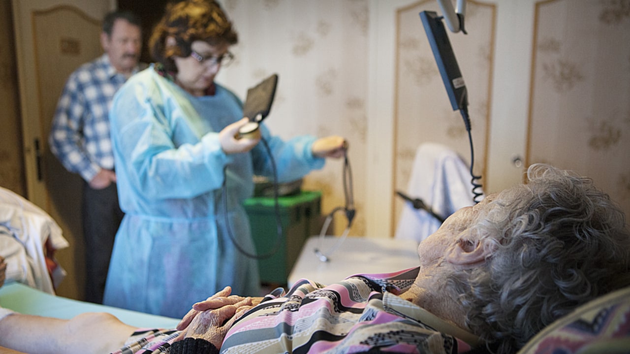 Avec la réforme, les établissements d'HAD doivent être à terme en capacité d'offrir, seuls ou en partenariat, un éventail de compétences diversifiées, estime la DGOS dans son instruction. (Amélie Benoist/Image point FR/BSIP)