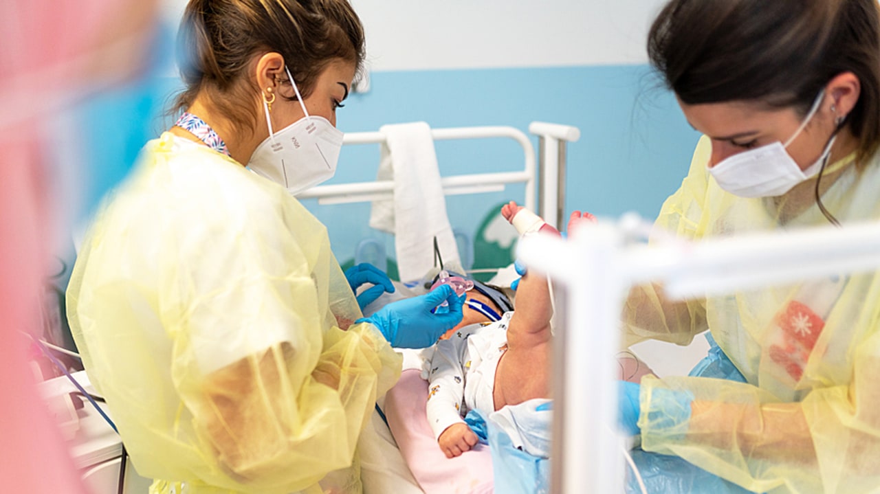 L'épidémie de bronchiolite a démarré de manière précoce et soumet les hôpitaux à une forte tension. 150 millions d'euros sont promis pour soutenir les établissements les plus en difficulté. (Morcillo/BSIP)