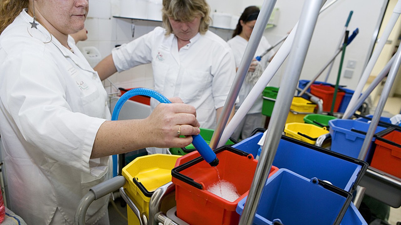 En établissement de santé comme en établissement médico-social, l'usage raisonné des détergents désinfectants passe par le déploiement du bionettoyage, avec des techniques ne nécessitant pas de produits chimiques. (Bruno/Image Point FR/BSIP)