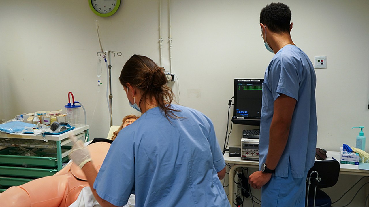 Parmi les deux nouvelles analyses spécifiques des EIGS réalisées par la HAS, l'une porte sur l'accouchement. L'agence préconise, entre autres, de former et d'organiser des ateliers de simulation en santé pour la prise en charge en urgence de la parturiente et du nouveau-né (Tremelet/Image Point FR/BSIP)