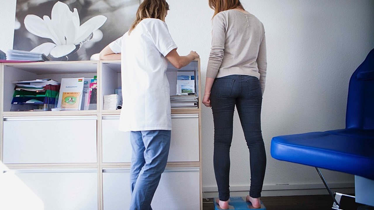 La pesée est une action efficace pour prévenir la dénutrition. (Amélie-Benoist/Image Point FR/BSIP)