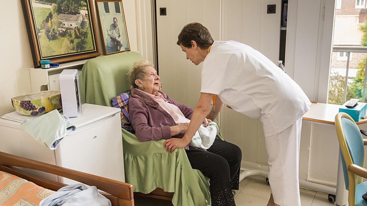 Les équipes mobiles visent à favoriser la mise en place d'un projet de soins spécifique et personnalisé au sein des Ehpad, en évitant l'hospitalisation et les situations de crise autant que possible. (Astier/BSIP)