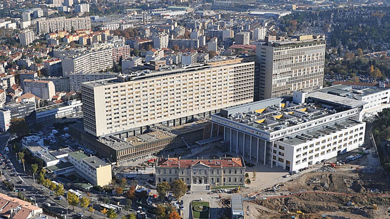 L'hôpital de la Timone fait partie des deux principaux sites de l'Assistance publique-hôpitaux de Marseille concernés par le projet de modernisation. La réévaluation à la hausse des coûts du projet est pointée par les magistrats financiers (AP-HM).