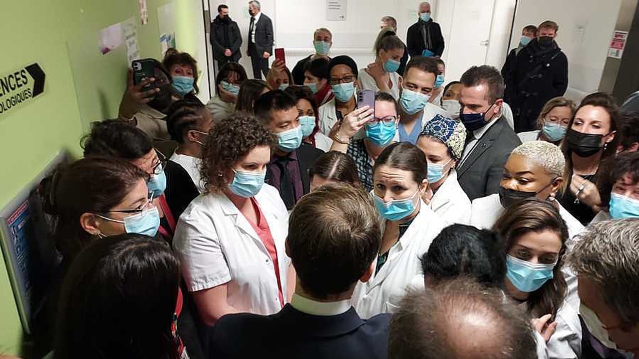 Emmanuel Macron a profité de son déplacement au CH Sud-Francilien, lourdement touché ces derniers mois par une cyberattaque, pour rendre hommage dans ses vœux "à l'engagement et au professionnalisme" des soignants, hospitaliers et libéraux. (Maxime François/L'Argus de l'assurance)