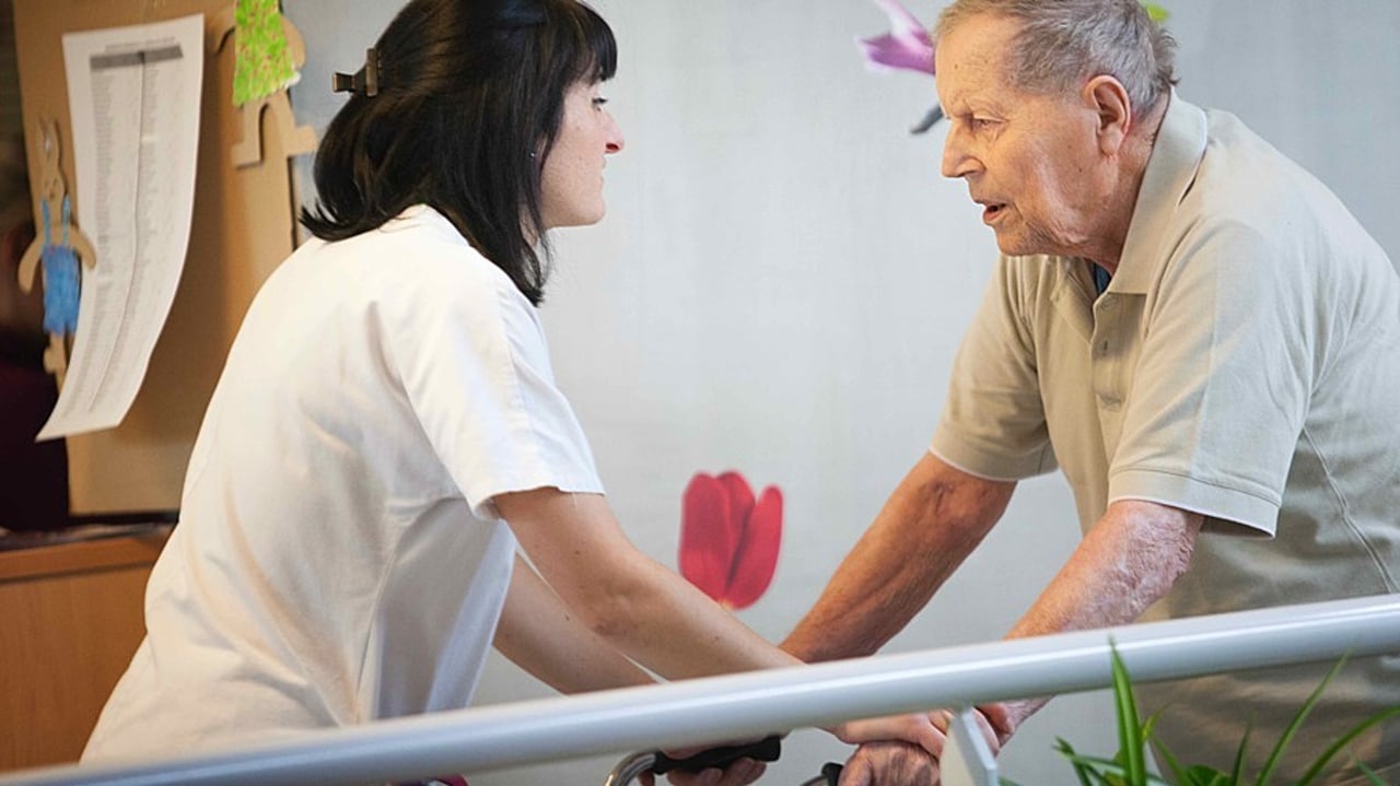 La défenseure des droits recommande un ratio minimal d'encadrement en Ehpad de 8 soignants et animateurs pour 10 résidents. (Amélie Benoist/Image Point FR/BSIP)