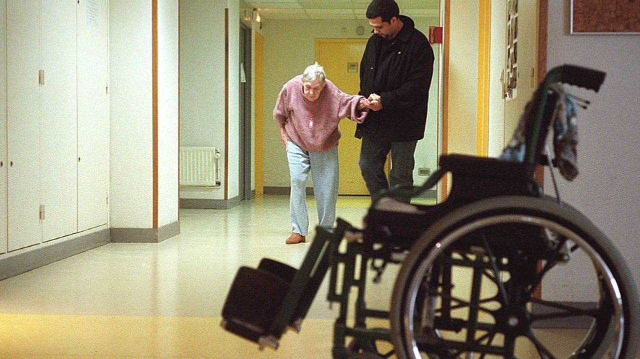 Les futurs kinésithérapeutes coordonnateurs d'Ehpad sont des experts de la rééducation gériatrique et de la prévention des troubles musculo-squelettiques des soignants. (Dan Aucante/BSIP)