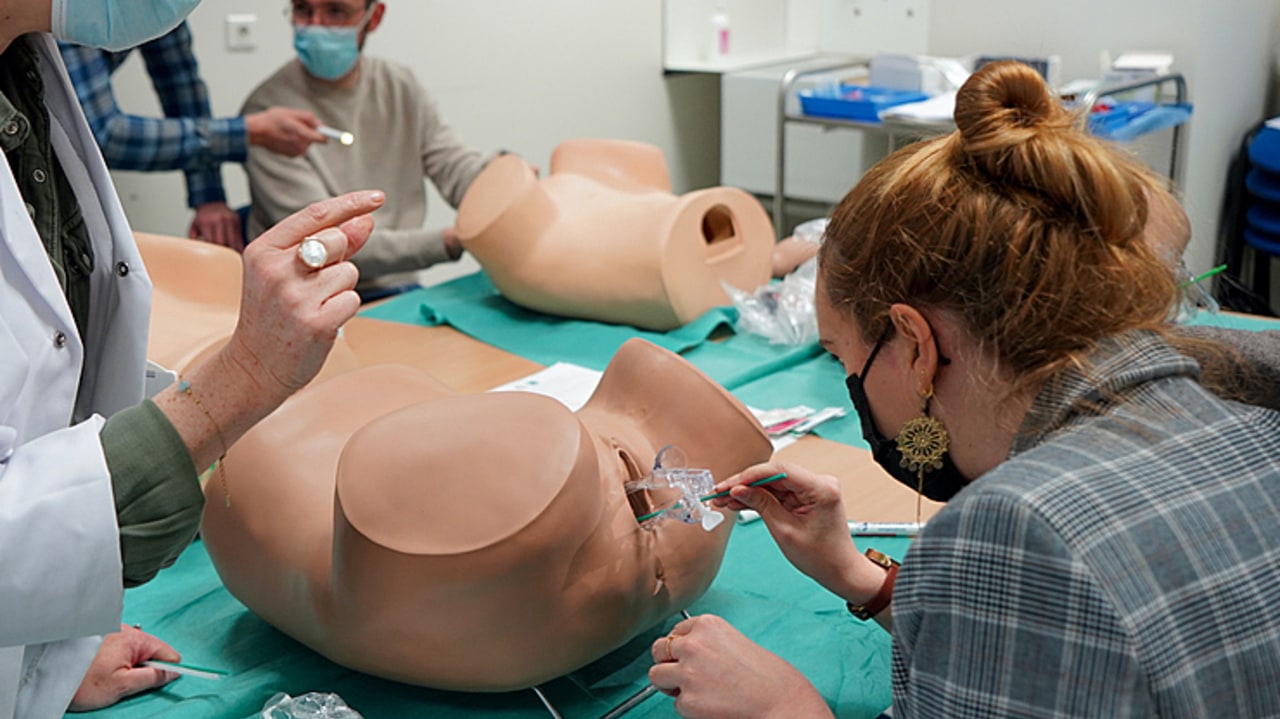 Pour restaurer la confiance avec les patientes, la formation des étudiants est une piste, à condition de ne pas se concentrer sur la technique mais sur l'échange et le dialogue. (Tremelet/Image point FR/BSIP)