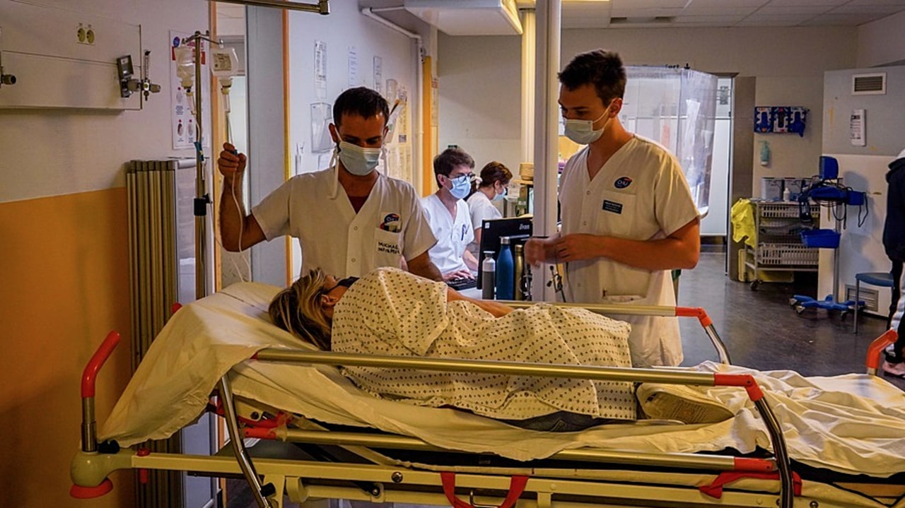 Pour les sénateurs, qui ont massivement voté la généralisation de ratios qualité (257 voix pour et 16 contre), ces seuils soignants permettront de "rétablir les capacités hospitalières par la confiance et les effectifs". (Tremelet/Image Point FR/BSIP)