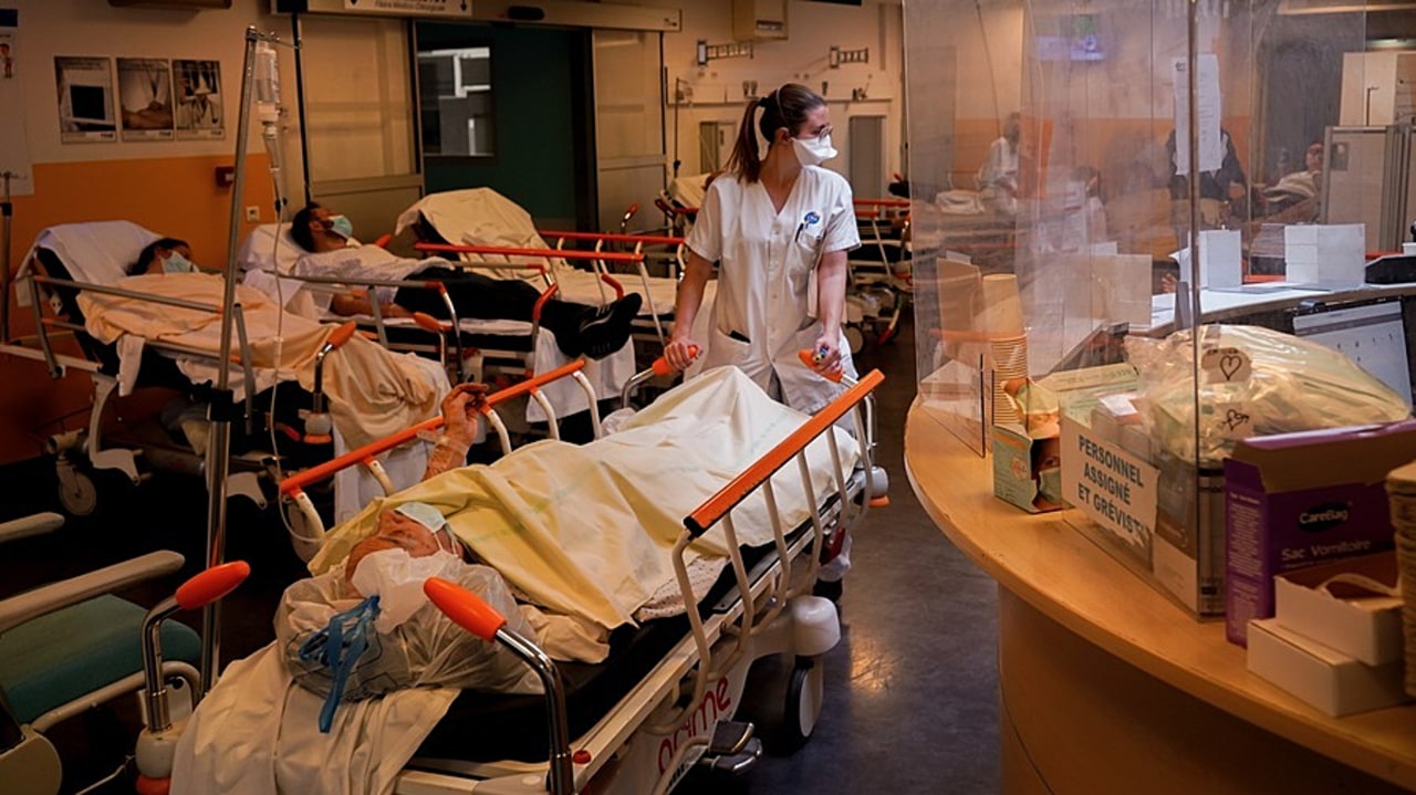 Entre décembre et janvier, ce sont possiblement 175 décès inattendus qui auraient eu lieu aux urgences, rappelant l'importance de ne pas y laisser plus que de raison traîner dans les couloirs des patients sur les brancards. (Tremelet/Image Point FR/BSIP)