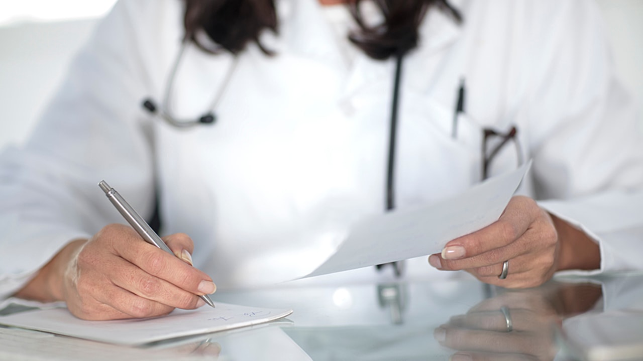 Le protocole local précisera notamment si les modifications d'ordonnances sont directes ou concertées avec le prescripteur. (Image source/BSIP)