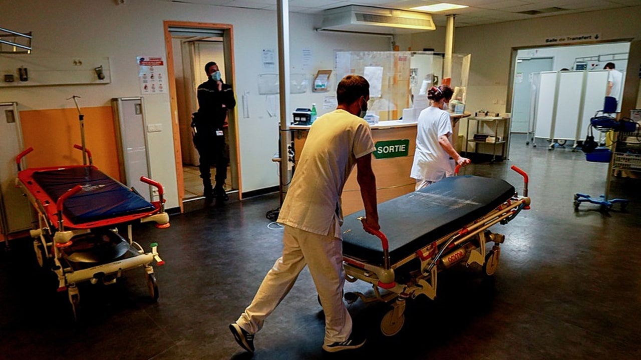 Pour se prémunir au mieux des fermetures d'activité à compter du 3 avril, les CHU réclament "un recensement des risques anticipé, homogène et lisible". Objectif : concentrer les ressources sur les services qui ne doivent pas fermer "quoi qu'il en coûte". (Tremelet/Image Point FR/BSIP)