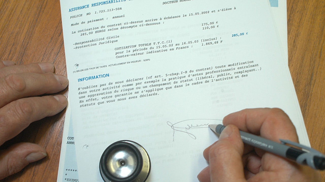 Le nouveau régime unifié des actions de groupe pourrait se traduire par un rechérissement des primes d'assurance pour les professionnels.  (Humbert/BSIP)