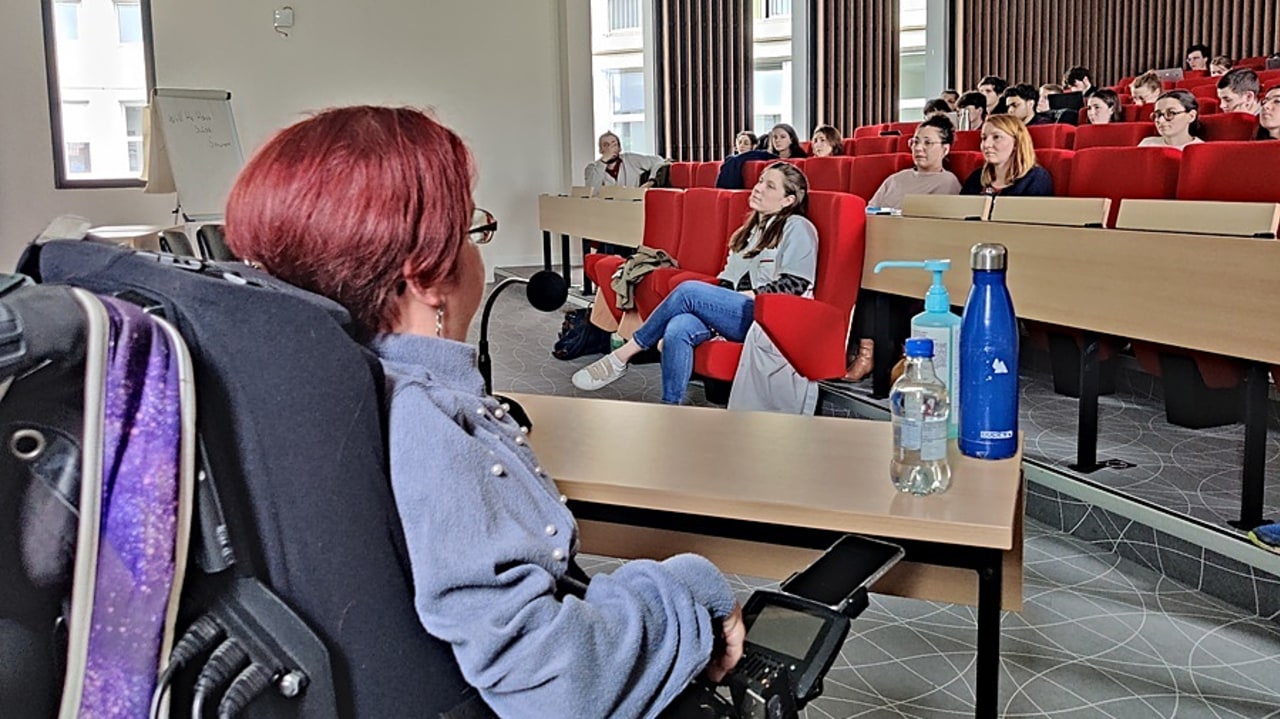 Chaque semestre, soixante étudiants assistent tous les jeudis à un enseignement auquel participent presque toujours des usagers, et sont accueillis pour une journée dans la famille d’une personne en situation de handicap. (Perrine Debacker/Hospimedia)