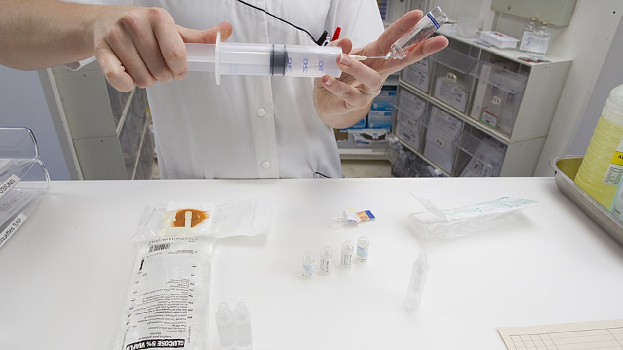 Les médicaments en poches de solution pour perfusion rejoignent la liste des produits éligibles au processus d'achat de fournitures et équipements critiques. (Astier/BSIP)