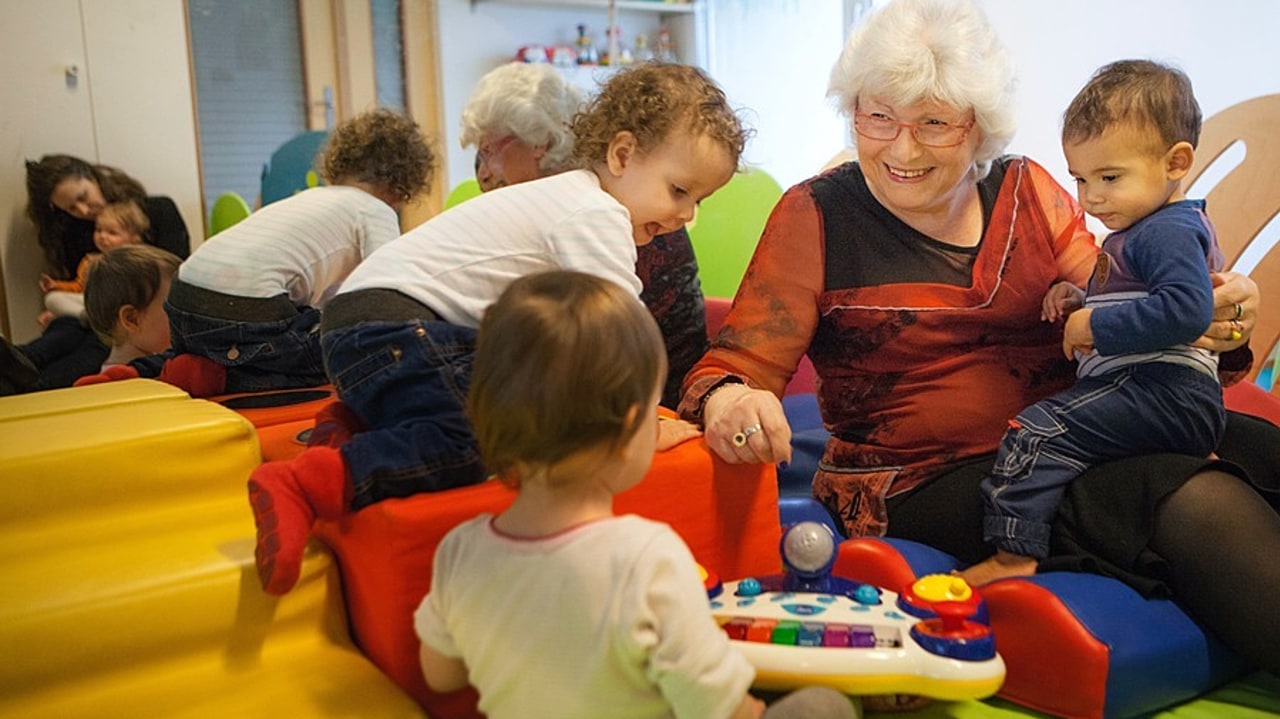 L'avis du Cese sur la prévention de la perte d'autonomie concerne la société dès le plus jeune âge. (Amélie-Benoist/Image Point FR/BSIP)