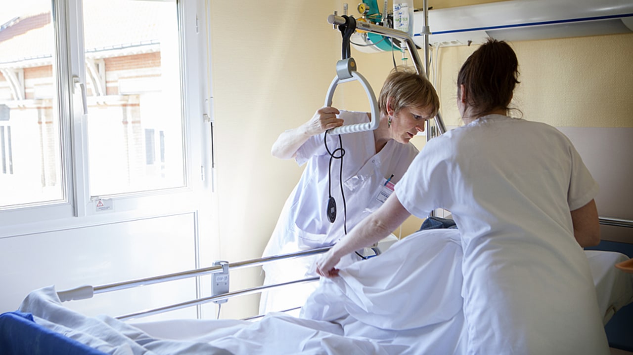 Les réunions publiques ont mis en exergue le manque de moyens alloués à l'accompagnement de la fin de vie, alors que l'accès effectif aux soins palliatifs est une condition sine qua non avant une éventuelle loi sur l'aide active à mourir. (Amélie Benoist/Image point FR/BSIP)