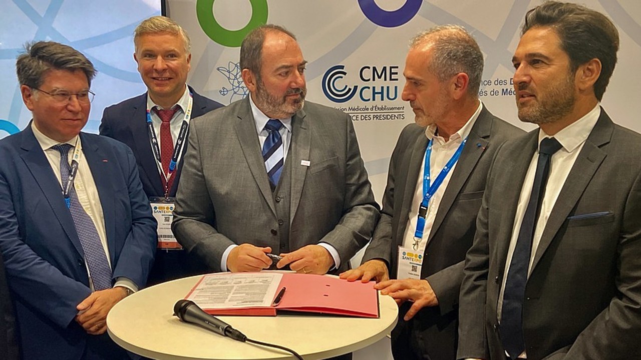 Le ministre de la Santé a arpenté pendant plus de trois heures les allées de Santexpo. Après une minute de silence à son arrivée en hommage à l'infirmière tuée la veille au CHU de Reims, il a demandé à tous les hôpitaux de faire de même ce 24 mai à midi. (Thomas Quéguiner/Hospimedia)