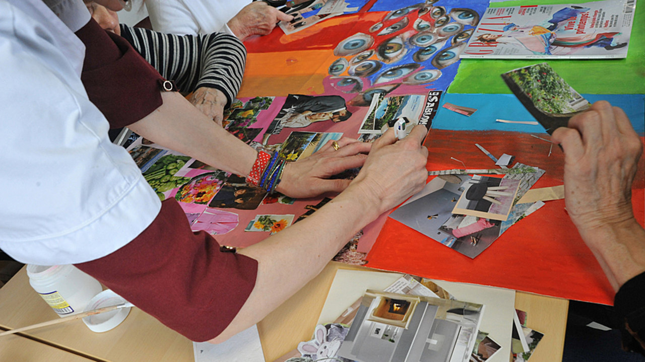 L'art-thérapeute peut exercer dans les établissements sanitaires et médico-sociaux et intégrer les équipes paramédicales, s'il est issu d'une formation reconnue par l'État. (Pascal Bachelet/BSIP)