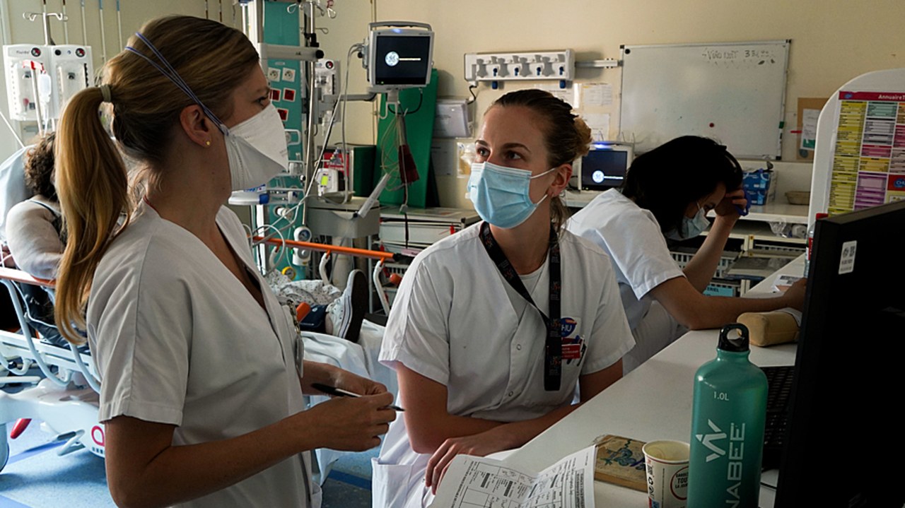 Plusieurs niveaux de protection sont préconisés suivant les dangers identifiés et d'autres variables relatives aux patients et aux gestes à risque. (Tremelet/Image Point FR/BSIP)